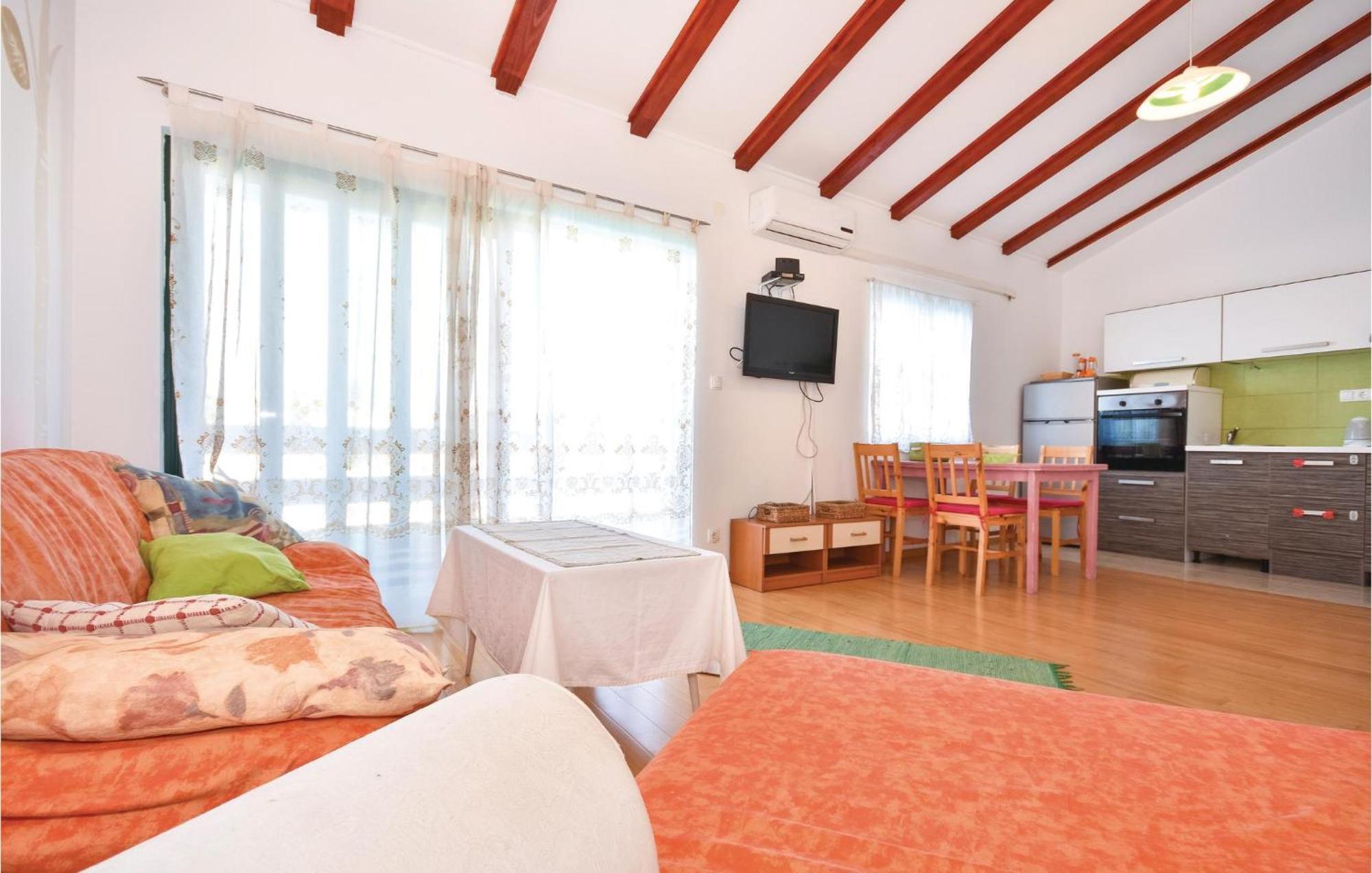 2 Bedroom Gorgeous Apartment In Стоморска Екстериор снимка