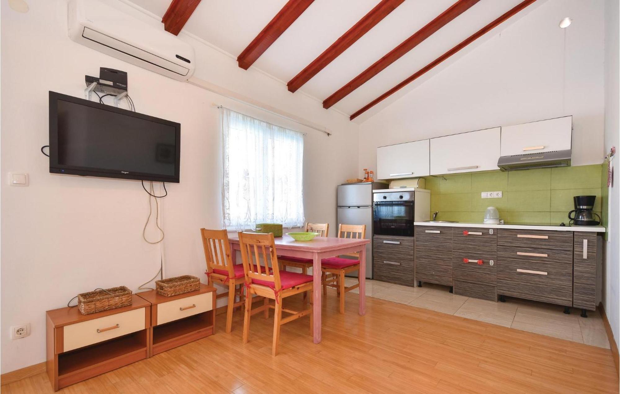 2 Bedroom Gorgeous Apartment In Стоморска Екстериор снимка