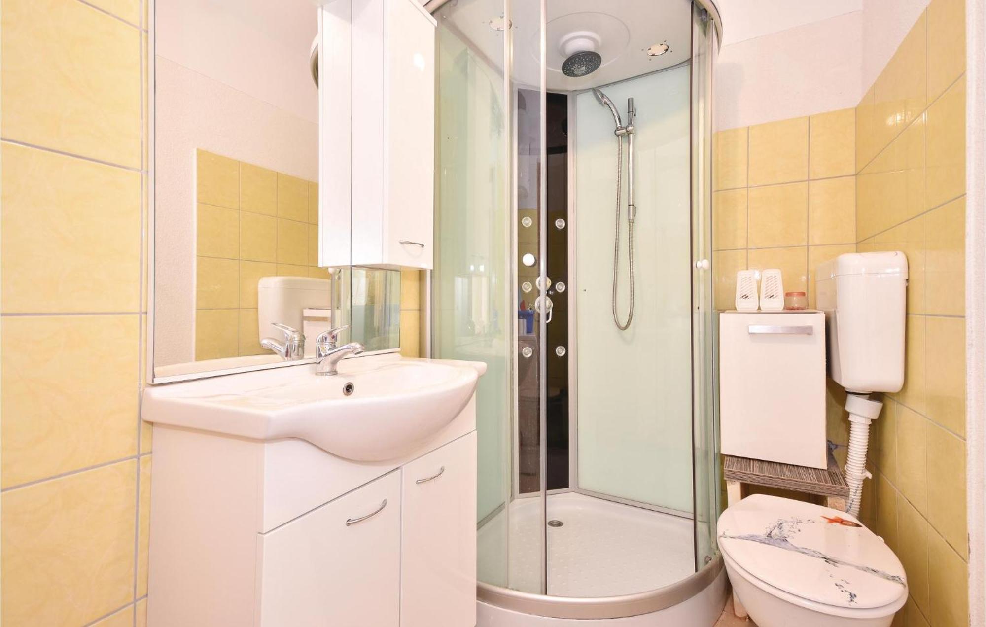 2 Bedroom Gorgeous Apartment In Стоморска Екстериор снимка
